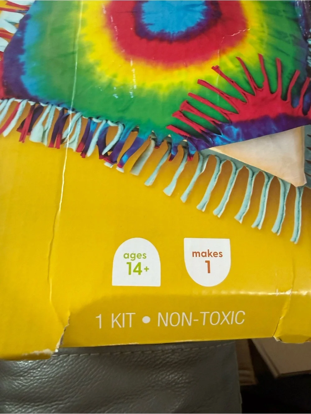 Mondo Llama Tie-Dye tie blanket Kit - Bright Rainbow